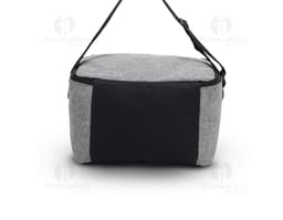 Bolsa térmica de 9L em couro marrom com detalhes em metal, fecho de zíper, alça e bolso externo. Textura elegante e moderna