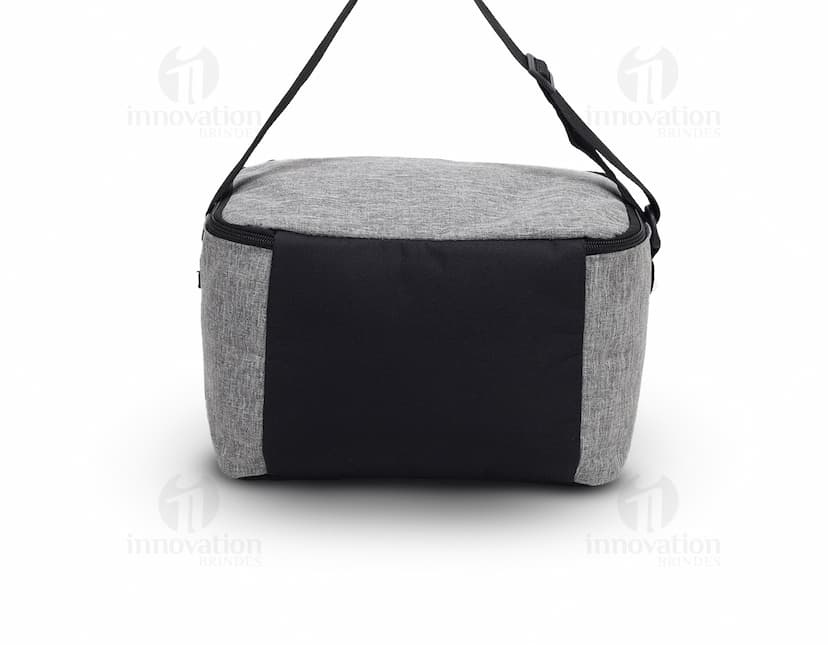 Bolsa térmica de 9L em couro marrom com detalhes em metal, fecho de zíper, alça e bolso externo. Textura elegante e moderna, ideal para manter alimentos frescos e protegidos.