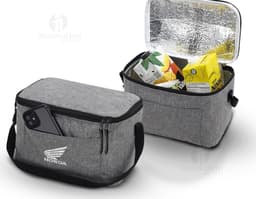 Bolsa térmica de 9L em couro marrom com detalhes em metal, fecho de zíper, alça e bolso externo. Textura elegante e moderna