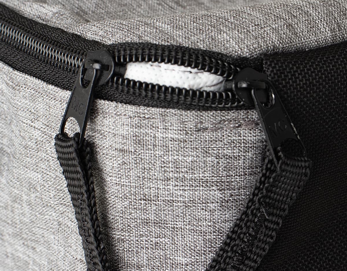Bolsa térmica de 9L em couro marrom com detalhes em metal, fecho de zíper, alça e bolso externo. Textura elegante e moderna, ideal para manter alimentos frescos e protegidos.