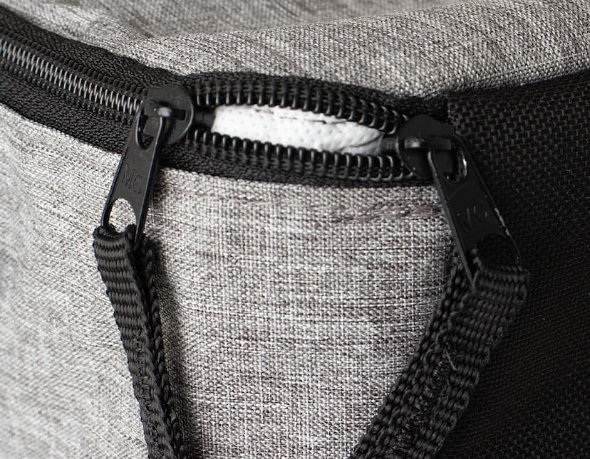 Bolsa térmica de 9L em couro marrom com detalhes em metal, fecho de zíper, alça e bolso externo. Textura elegante e moderna, ideal para manter alimentos frescos e protegidos.