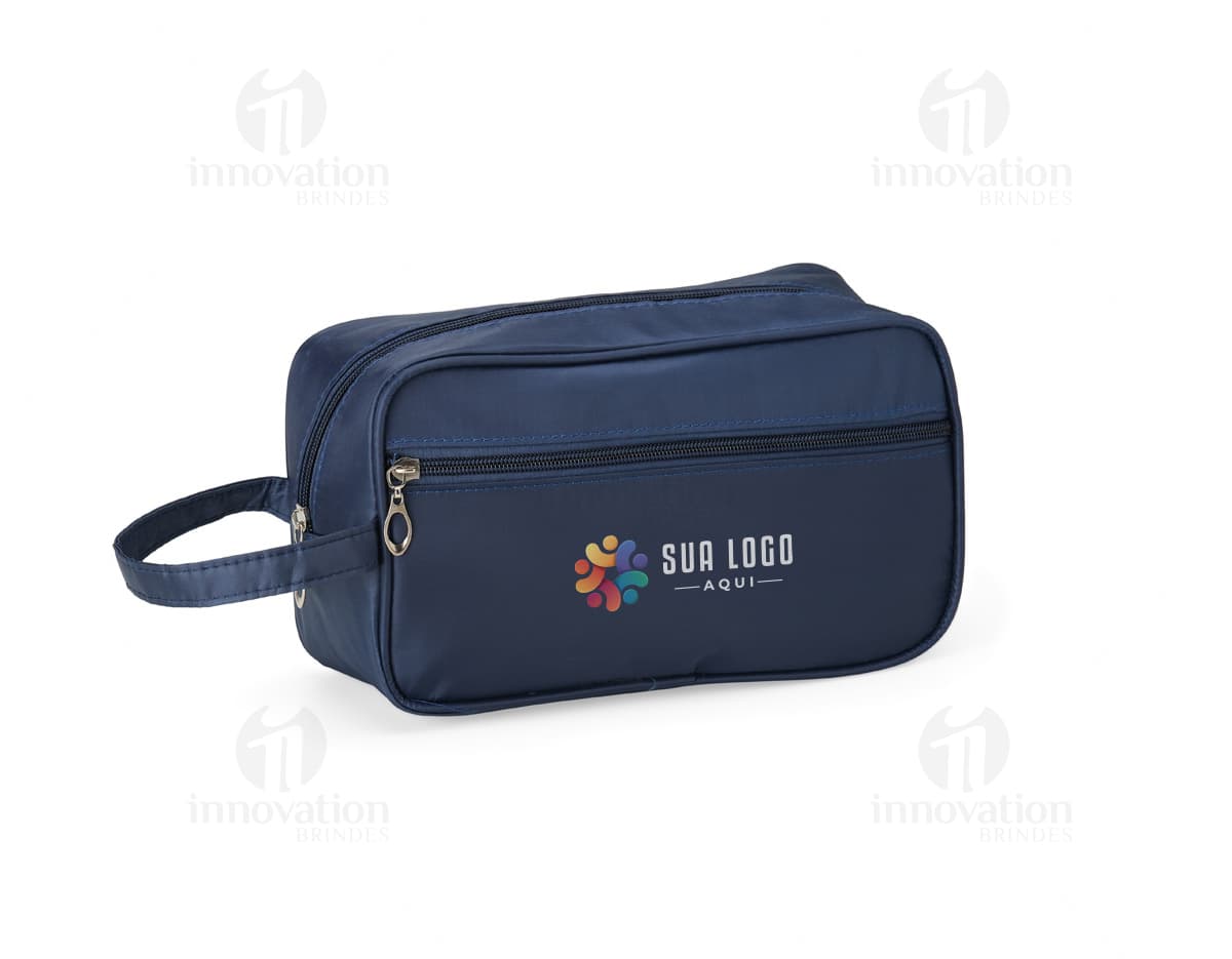 Necessaire em poliéster de alta qualidade, perfeita para organizar seus itens de beleza e higiene pessoal. Moderna e elegante, essa bolsa é ideal para viagens ou para o dia a dia. Possui alça e fivela para fechamento seguro. Adquira já a sua!