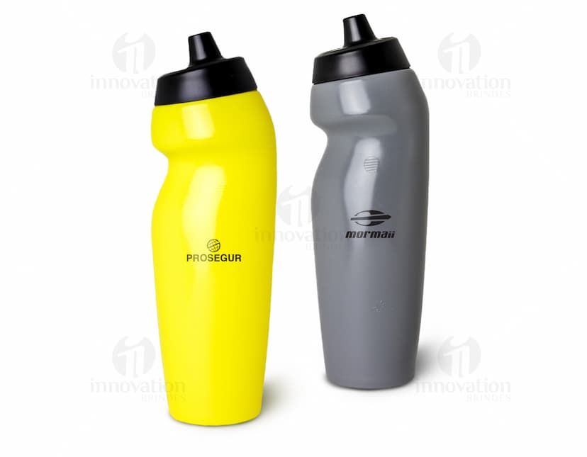 Squeeze Plástico 640ml - Ideal para manter-se hidratado ao longo do dia! Garrafa transparente de plástico com capacidade de 640ml, perfeita para transportar sua bebida favorita. Prático e reutilizável, ótimo para uso diário. Leve já o seu!