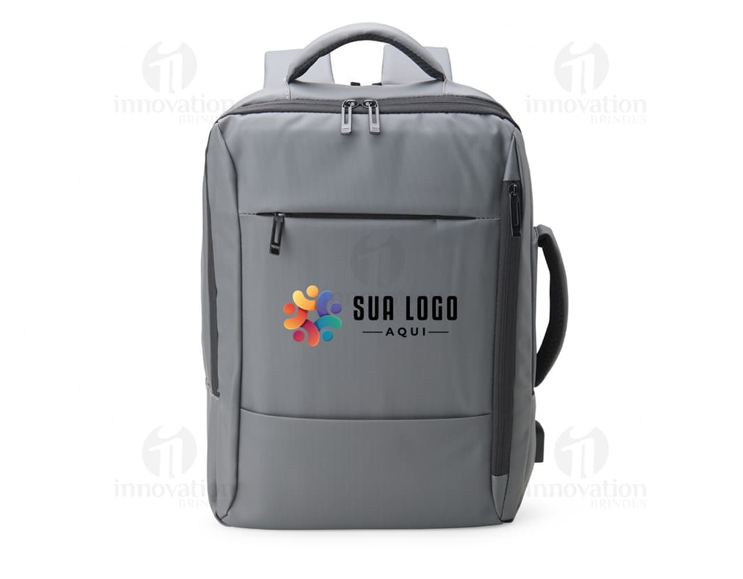 Mochila de couro sintético preta com detalhes em metal, possui capacidade de 23 litros e conta com suporte para garrafa, alça de mão e alças ajustáveis para as costas. Ideal para viagens, esportes e aventuras ao ar livre.