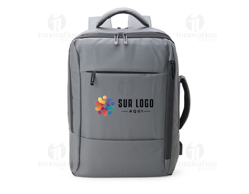 Mochila de couro sintético preta com detalhes em metal, possui capacidade de 23 litros e conta com suporte para garrafa, alça de mão e alças ajustáveis para as costas. Ideal para viagens, esportes e aventuras ao ar livre.