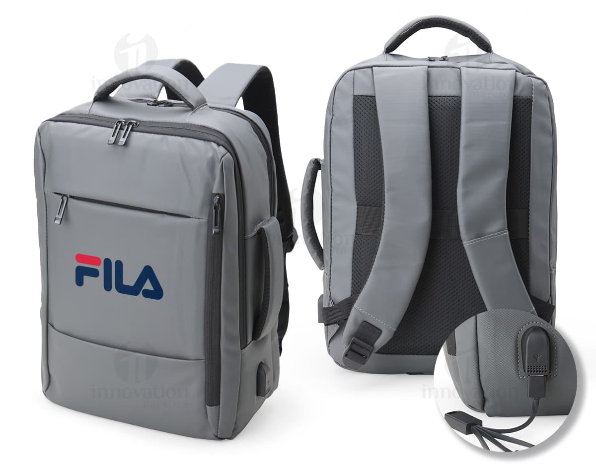 Mochila de couro sintético preta com detalhes em metal, possui capacidade de 23 litros e conta com suporte para garrafa, alça de mão e alças ajustáveis para as costas. Ideal para viagens, esportes e aventuras ao ar livre.
