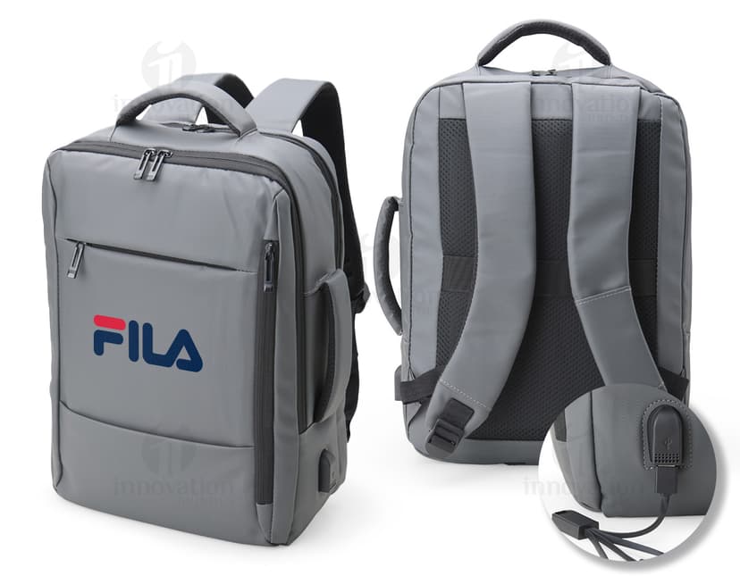 Mochila de couro sintético preta com detalhes em metal, possui capacidade de 23 litros e conta com suporte para garrafa, alça de mão e alças ajustáveis para as costas. Ideal para viagens, esportes e aventuras ao ar livre.