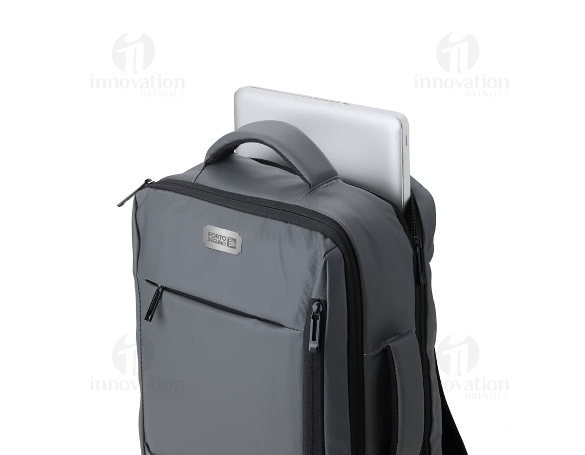 Mochila de couro sintético preta com detalhes em metal, possui capacidade de 23 litros e conta com suporte para garrafa, alça de mão e alças ajustáveis para as costas. Ideal para viagens, esportes e aventuras ao ar livre.