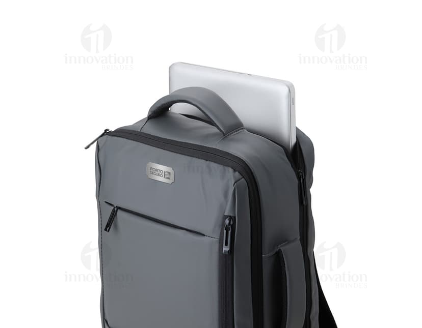 Mochila de couro sintético preta com detalhes em metal, possui capacidade de 23 litros e conta com suporte para garrafa, alça de mão e alças ajustáveis para as costas. Ideal para viagens, esportes e aventuras ao ar livre.