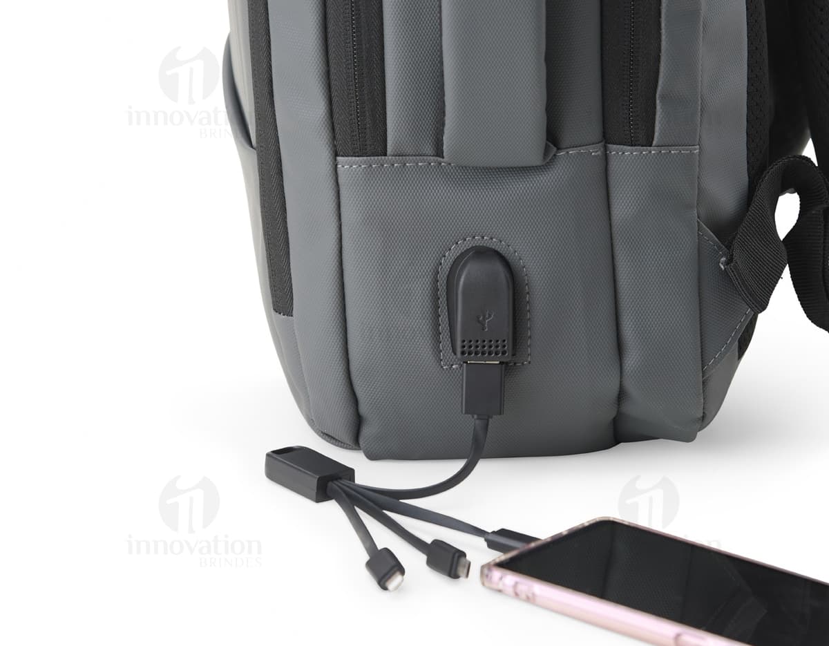 Mochila de couro sintético preta com detalhes em metal, possui capacidade de 23 litros e conta com suporte para garrafa, alça de mão e alças ajustáveis para as costas. Ideal para viagens, esportes e aventuras ao ar livre.