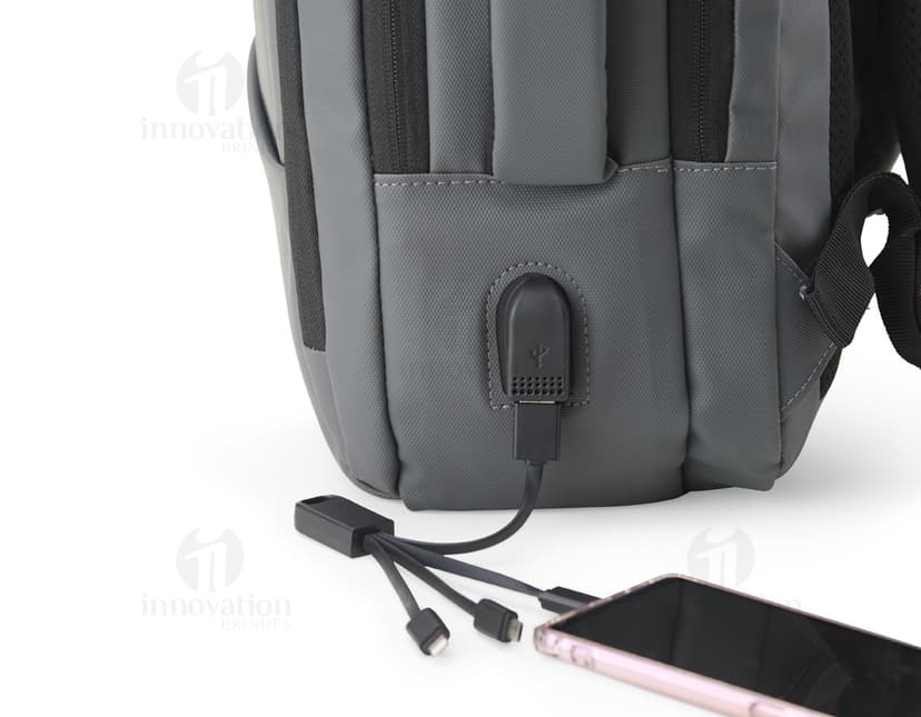 Mochila em couro sintético 23 litros com entrada USB para suas viagens e passeios. Ideal para quem busca estilo e praticidade. Garanta já a sua!