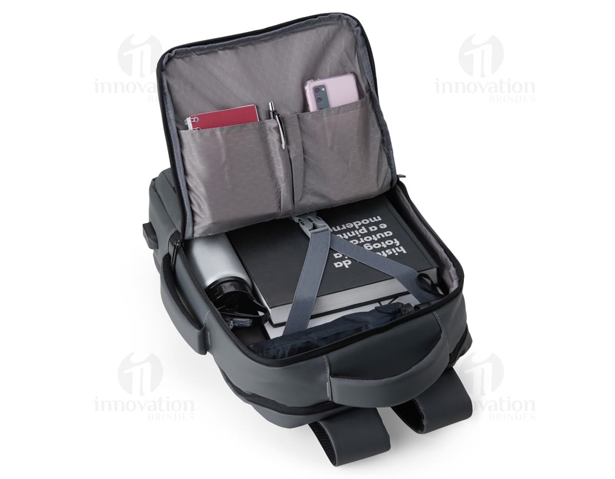 Mochila de couro sintético preta com detalhes em metal, possui capacidade de 23 litros e conta com suporte para garrafa, alça de mão e alças ajustáveis para as costas. Ideal para viagens, esportes e aventuras ao ar livre.