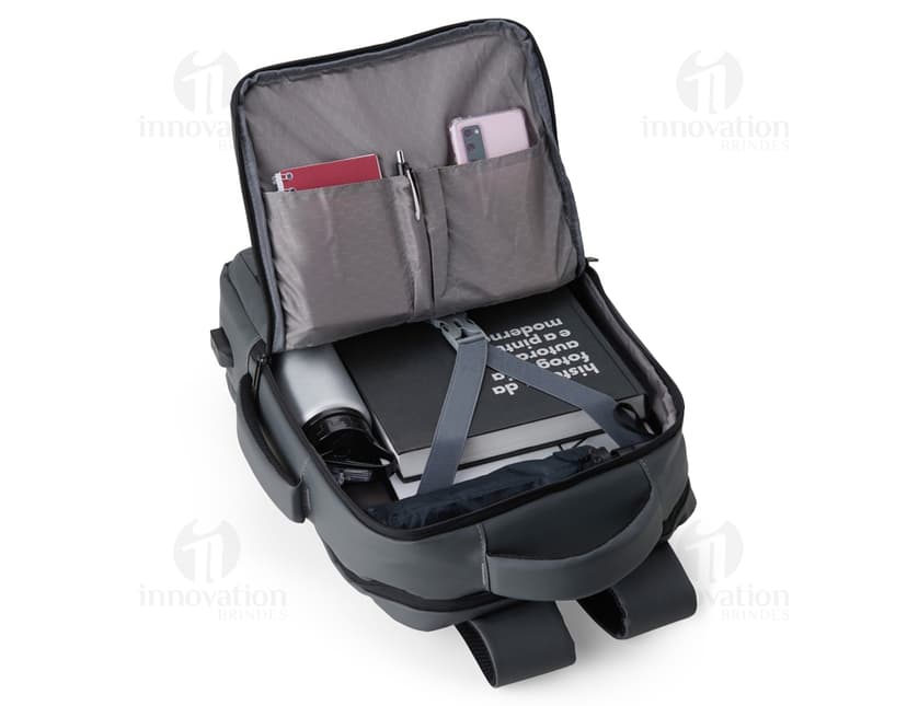 Mochila de couro sintético preta com detalhes em metal, possui capacidade de 23 litros e conta com suporte para garrafa, alça de mão e alças ajustáveis para as costas. Ideal para viagens, esportes e aventuras ao ar livre.