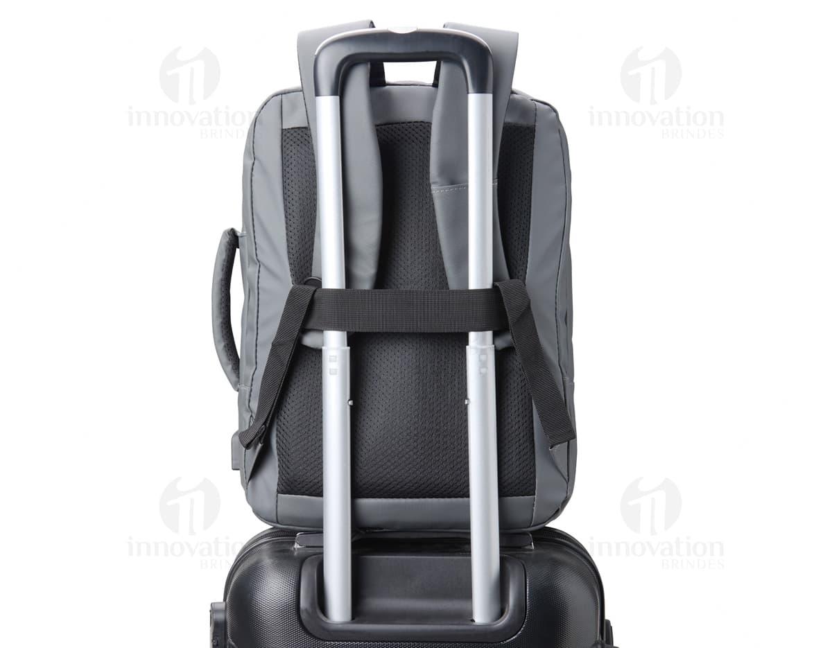 Mochila de couro sintético preta com detalhes em metal, possui capacidade de 23 litros e conta com suporte para garrafa, alça de mão e alças ajustáveis para as costas. Ideal para viagens, esportes e aventuras ao ar livre.