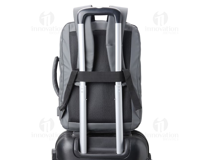 Mochila de couro sintético preta com detalhes em metal, possui capacidade de 23 litros e conta com suporte para garrafa, alça de mão e alças ajustáveis para as costas. Ideal para viagens, esportes e aventuras ao ar livre.