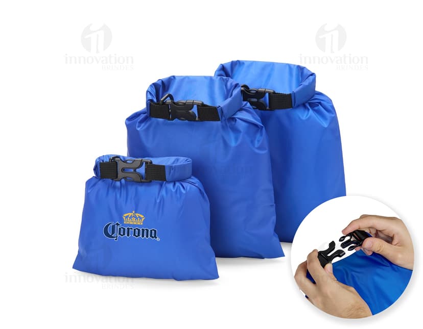 Kit saco impermeável prático e resistente para toda a família. Com design casual e colorido, ideal para transportar seus pertences de forma segura. Perfeito para um dia de compras ou um passeio em família. Garanta já o seu!