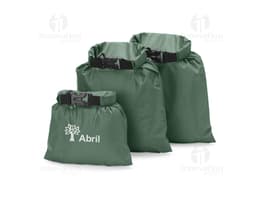 Kit saco impermeável em plástico resistente e fácil de limpar. Ideal para levar em viagens em família ou para o dia a dia.