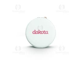 Um porta joias de metal prateado, com tampa de vidro circular e lente de aumento embutida. O objeto possui um design