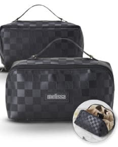 necessaire de couro sintético moderna e luxuosa, ideal para armazenar seus acessórios com estilo. Com alça ajustável e fecho de fivela retrô, este item é o toque de elegância que você precisa. Adequado para viagens ou uso diário, esta bolsa versátil e individual é o complemento perfeito para sua coleção de moda. Fabricada com materiais de alta qualidade, garantindo durabilidade e sofisticação. Adquira já o seu e eleve seu estilo!