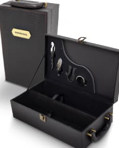 Kit Vinho 4 Peças - Conjunto elegante e moderno para os apreciadores de vinho. Composto por caixa de couro, saca-rolhas, tampa de garrafa e cortador de selo. Ideal para presentear ou usar em eventos. Aproveite!