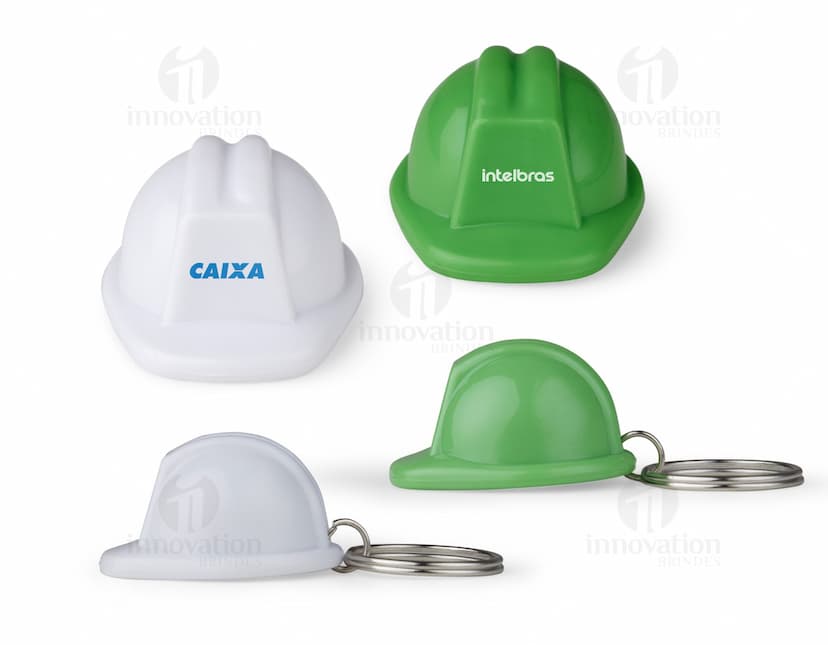 Chaveiro capacete EPI amarelo de plástico duro, ideal para garantir sua segurança no trabalho. Um brinde útil e criativo para profissionais da construção civil e indústria em geral. Proteção e estilo em um único acessório. Adquira já o seu!