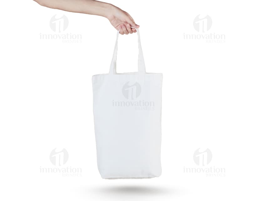 Sacola de algodão com alças internas, ideal para carregar compras no shopping. A embalagem é feita de papel, vazia e vem com etiqueta. Ótima opção para presentes, pode ser usada para transportar produtos de forma segura.