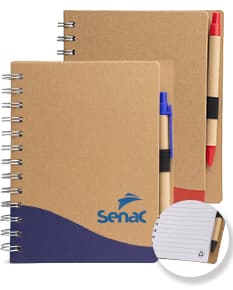 Bloco de anotações com caneta: o acessório perfeito para seus estudos e trabalho. Este belo caderno possui folhas em branco, ideal para registrar suas ideias, fazer anotações e organizar seus pensamentos. Com sua caneta inclusa, você nunca mais vai esquecer suas ideias geniais. Perfeito para escola, faculdade ou escritório. Adquira já o seu!