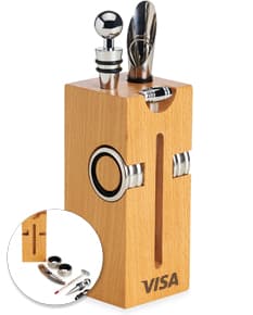 Kit de vinho em aço, contendo 6 peças: abridor, cortador de selo, termômetro, bico vertedor, tampa e anel anti-gotas. Um conjunto completo para apreciadores de vinho.