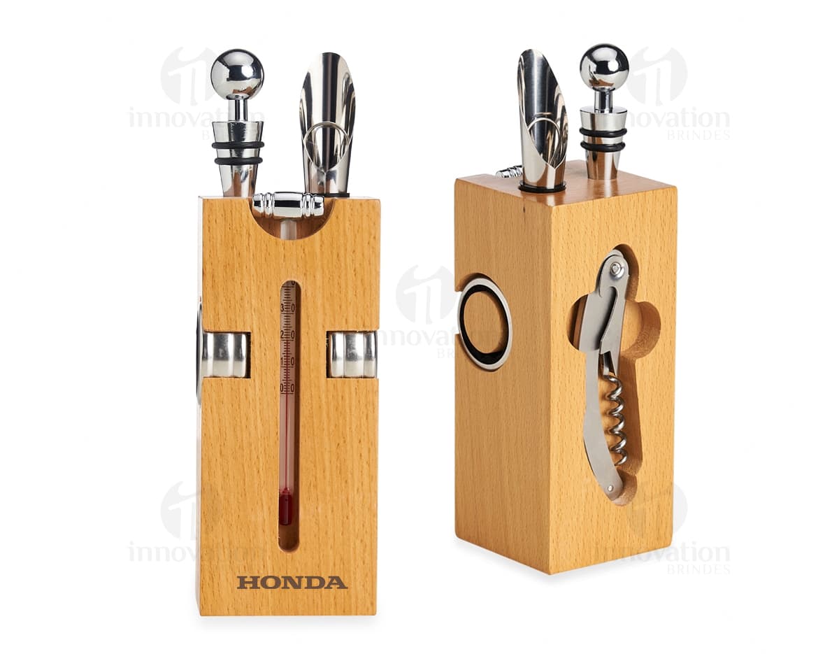 Kit de vinho em aço, contendo 6 peças: abridor, cortador de selo, termômetro, bico vertedor, tampa e anel anti-gotas. Um conjunto completo para apreciadores de vinho.