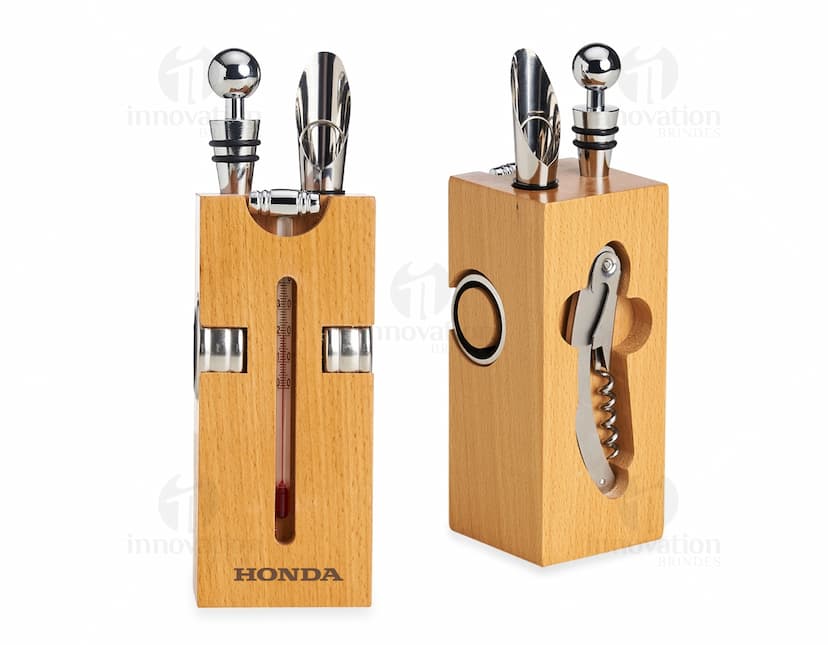 Kit de vinho em aço, contendo 6 peças: abridor, cortador de selo, termômetro, bico vertedor, tampa e anel anti-gotas. Um conjunto completo para apreciadores de vinho.