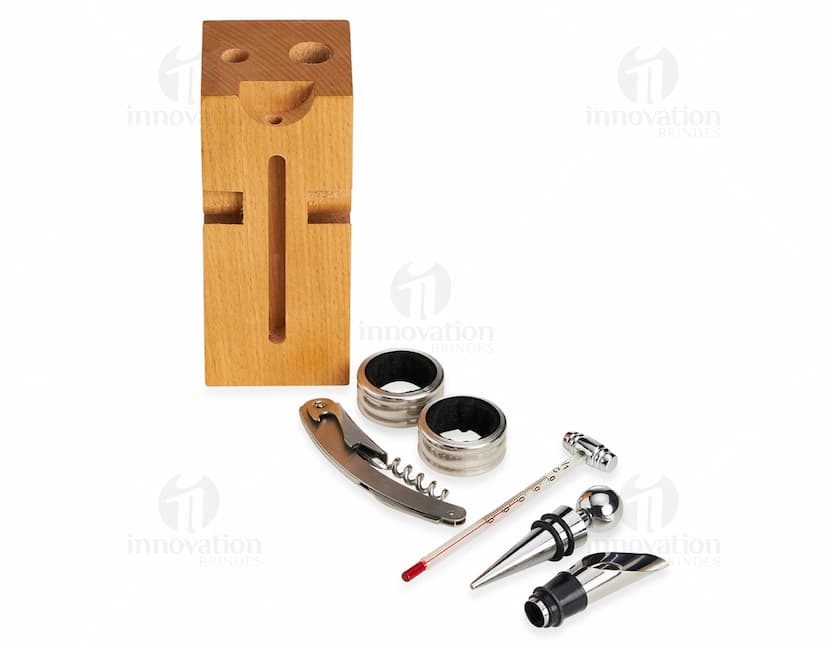 Kit de vinho em aço, contendo 6 peças: abridor, cortador de selo, termômetro, bico vertedor, tampa e anel anti-gotas. Um conjunto completo para apreciadores de vinho.