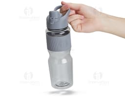 Foto de squeeze plástico de 730ml perfeito para manter-se hidratado ao longo do dia. Feito de plástico resistente e com tampa