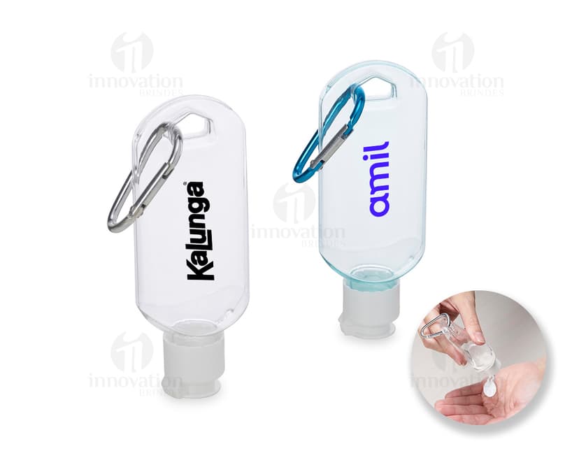 Frasco plástico 55ml com mosquetão sendo segurado por uma mão masculina, em um ambiente de escritório. A imagem mostra detalhes do frasco, como sua tampa e seu tamanho compacto, ideal para transporte.