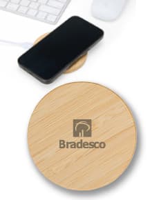 Carregador de indução com design em bambu e luz LED. Ideal para carregar dispositivos eletrônicos de forma prática e moderna.