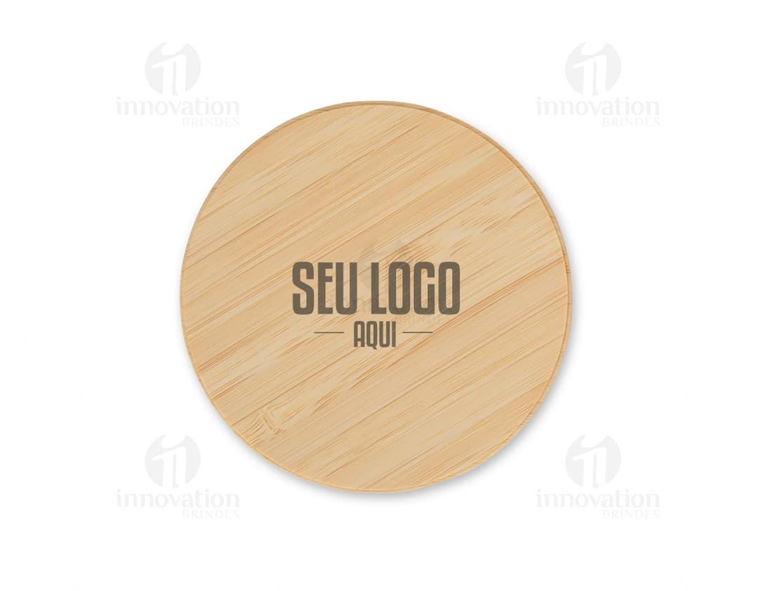 Cargador de inducción con diseño en bambú y luz LED. Ideal para cargar dispositivos electrónicos de forma práctica y moderna.