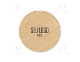 Cargador de inducción con diseño en bambú y luz LED. Ideal para cargar dispositivos electrónicos de forma práctica y moderna.