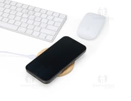 Cargador de inducción con diseño en bambú y luz LED. Ideal para cargar dispositivos electrónicos de forma práctica y moderna.
