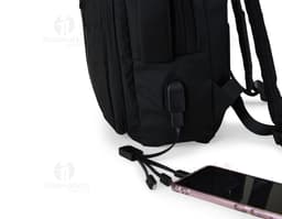Mochila de nylon 21 litros negra y elegante para viajes y negocios. Compacta y espaciosa, ideal para almacenar sus