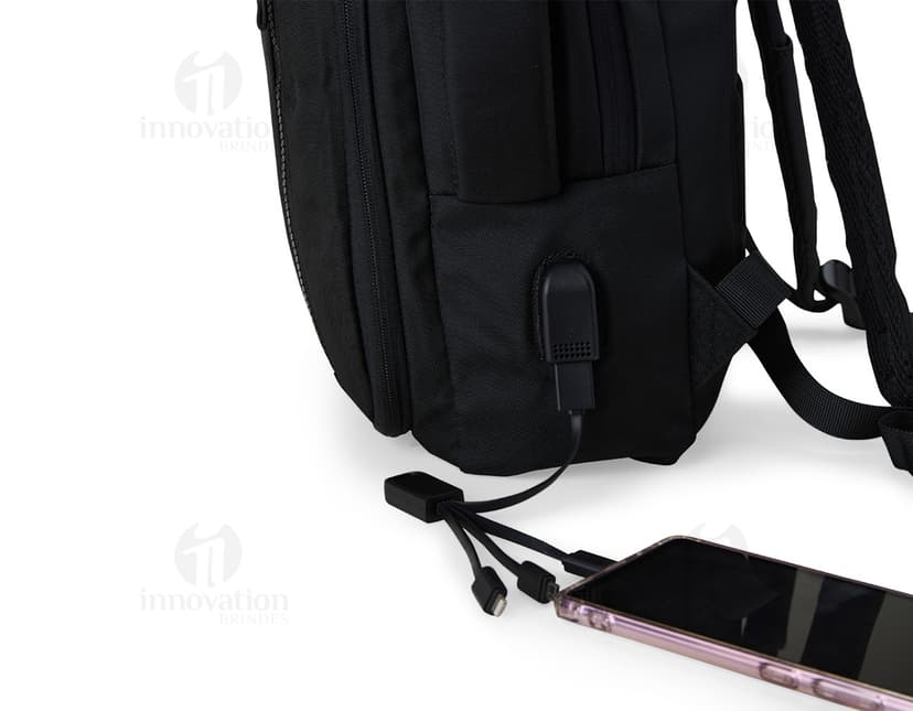 Mochila nylon preta com detalhes de couro marrom, possui alça, zíper, bolso e fecho de metal. Ideal para viagens, negócios ou passeios. Estilo moderno e elegante, com capacidade de 23 litros.