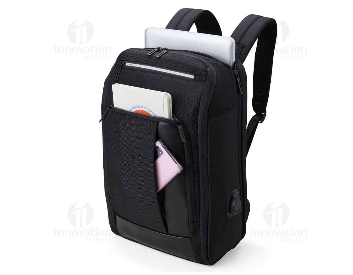 Mochila 23L preta com detalhes em couro, estilo vintage e moderno. Perfeita para viagens e negócios, possui alça, fecho eletrônico, compartimentos para equipamentos eletrônicos e câmera.