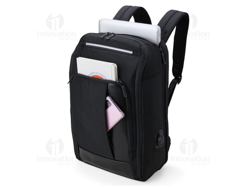 Mochila 23L preta com detalhes em couro, estilo vintage e moderno. Perfeita para viagens e negócios, possui alça, fecho eletrônico, compartimentos para equipamentos eletrônicos e câmera.