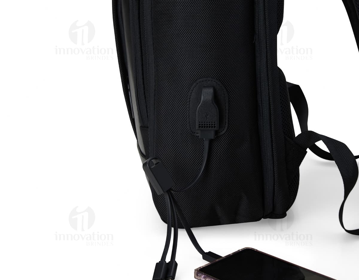 Mochila 23L preta com detalhes em couro, estilo vintage e moderno. Perfeita para viagens e negócios, possui alça, fecho eletrônico, compartimentos para equipamentos eletrônicos e câmera.