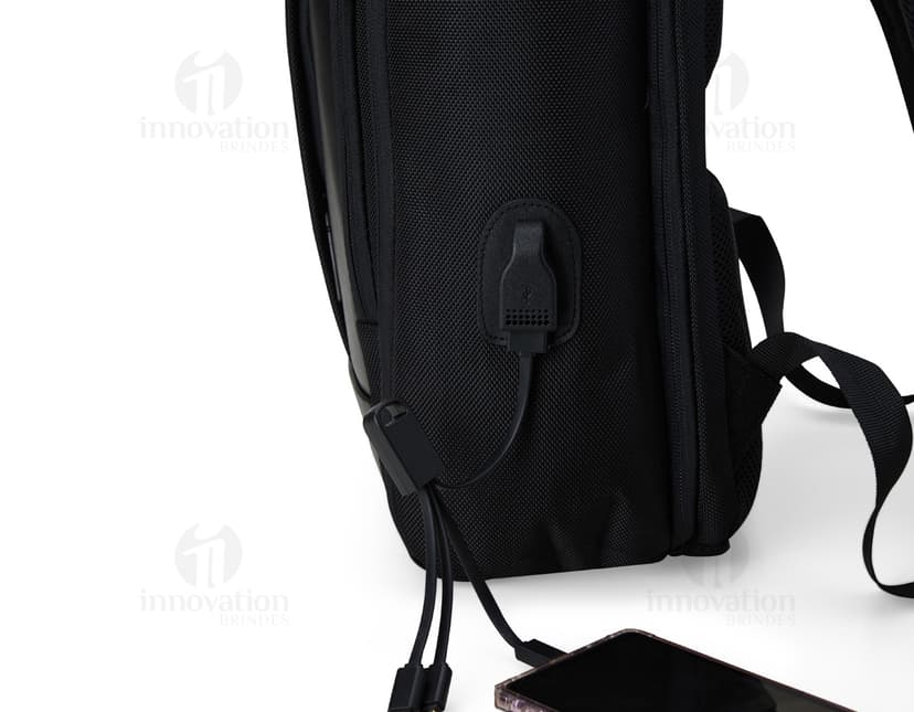 Mochila 23L preta com detalhes em couro, estilo vintage e moderno. Perfeita para viagens e negócios, possui alça, fecho eletrônico, compartimentos para equipamentos eletrônicos e câmera.