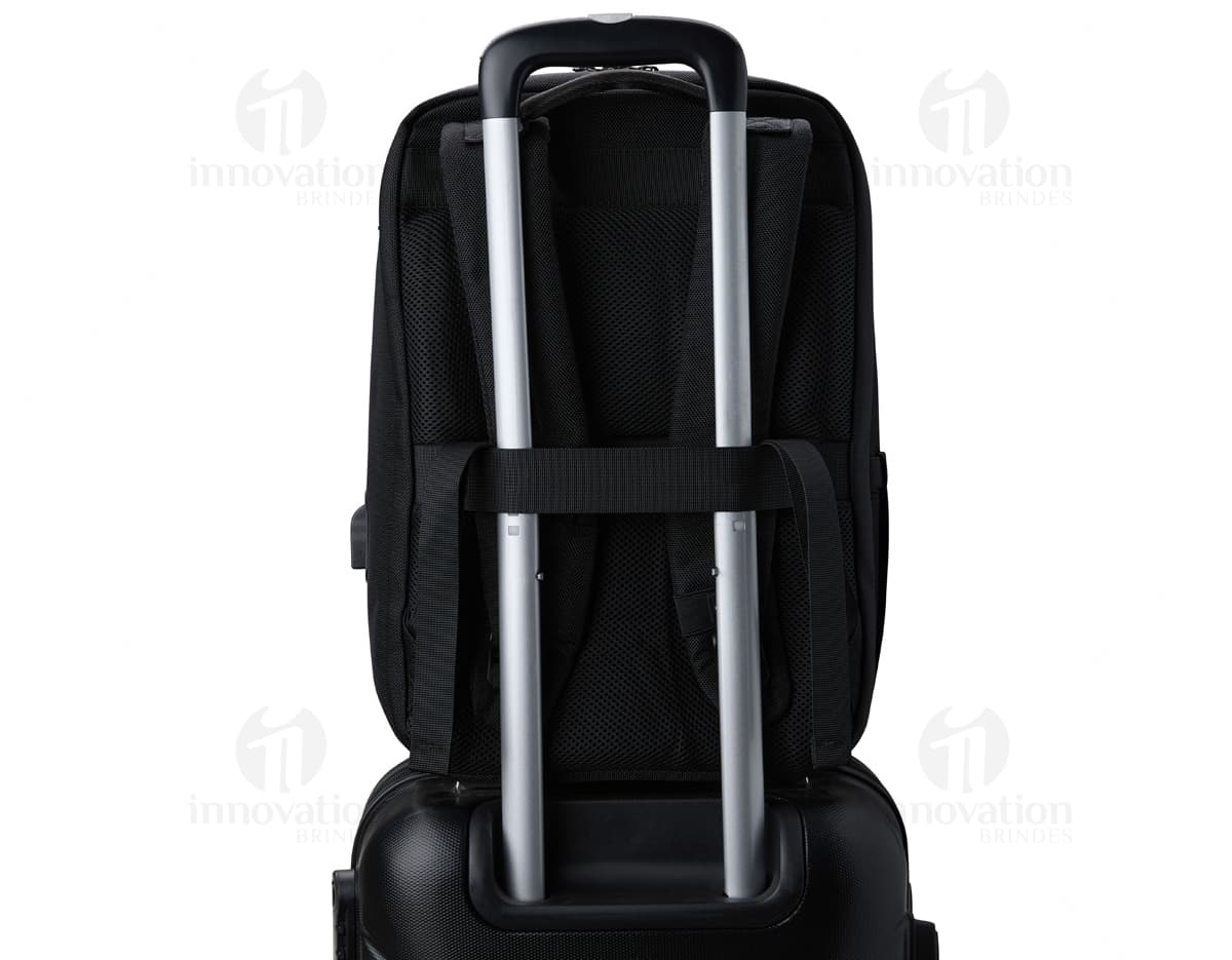 Mochila 23L preta com detalhes em couro, estilo vintage e moderno. Perfeita para viagens e negócios, possui alça, fecho eletrônico, compartimentos para equipamentos eletrônicos e câmera.