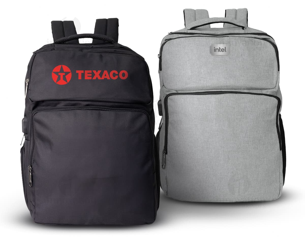 Mochila de Nylon preta de 29 litros, com alças de couro, zíperes, bolsos e alça de transporte. Produto moderno e elegante, ideal para viagens, trabalho ou passeios. Feita de nylon resistente, com detalhes em metal, possui um visual casual e prático, perfeito para qualquer ocasião.