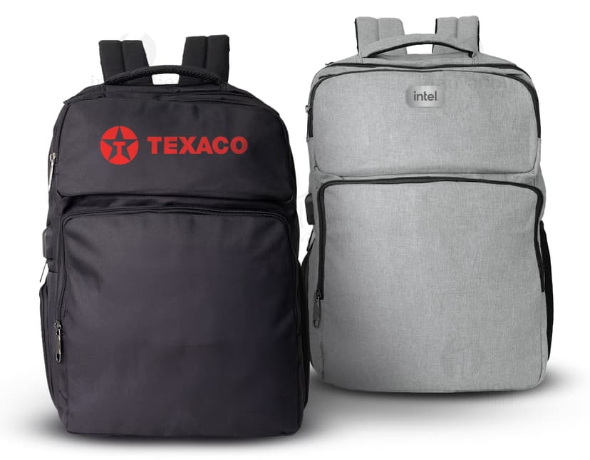 Mochila de Nylon preta de 29 litros, com alças de couro, zíperes, bolsos e alça de transporte. Produto moderno e elegante, ideal para viagens, trabalho ou passeios. Feita de nylon resistente, com detalhes em metal, possui um visual casual e prático, perfeito para qualquer ocasião.