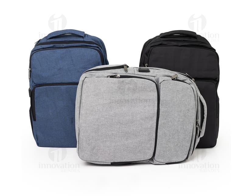 Mochila de Nylon preta de 29 litros, com alças de couro, zíperes, bolsos e alça de transporte. Produto moderno e elegante, ideal para viagens, trabalho ou passeios. Feita de nylon resistente, com detalhes em metal, possui um visual casual e prático, perfeito para qualquer ocasião.
