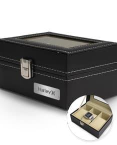 Caixa de couro preta contendo relógios, equipamento de gravação, dinheiro e objetos de valor.