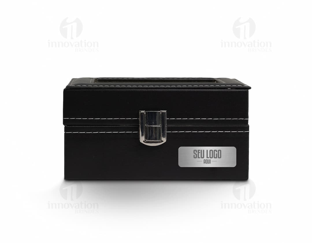 Caixa de couro preta contendo relógios, equipamento de gravação, dinheiro e objetos de valor.
