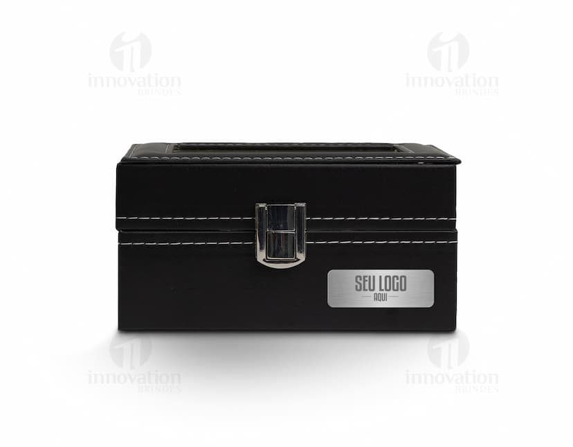 Caixa de couro preta contendo relógios, equipamento de gravação, dinheiro e objetos de valor.